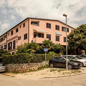  Apartament Apartments Romano